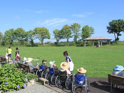 幅広い年代のスタッフが活躍する特養です。頑張る人を応援しています。