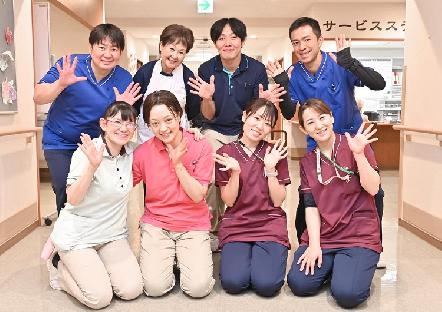 多職種チームで在宅復帰を支援する超強化型老健。教育体制を充実させて、介護職未経験者も歓迎。
