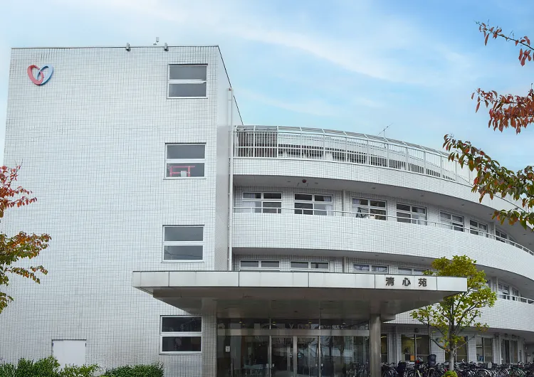 残業がほぼなく、有休取得率はほぼ100％。子育てと両立できる地域密着型施設です。