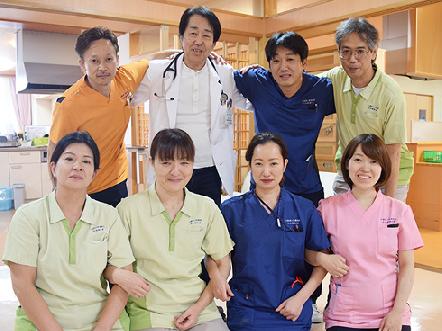 高い在宅復帰率を実現するユニット型老健。年齢・経験一切不問で資格取得もサポート。