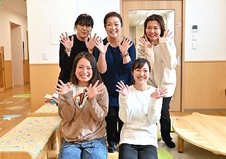 「北千住駅」徒歩8分の立地が魅力の認可保育園。20代～60代の幅広い世代の保育士が活躍中です。