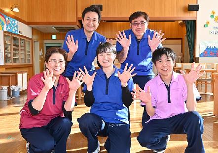 養護老人ホームとデイサービスの職員募集。年間公休120日。毎日ほぼ定時退勤可能です。