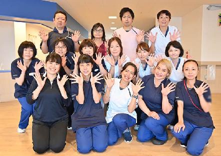 日勤は1日実働7.5時間で、残業ほぼゼロ。多様な人材の活躍を推進する地域密着型老健。
