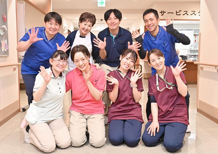 多職種チームで在宅復帰を支援する超強化型老健。教育体制を充実させて、介護職未経験者も歓迎。