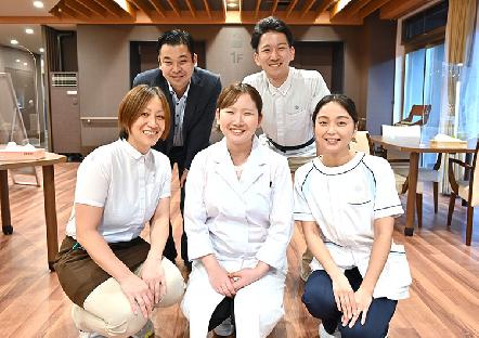 訪問介護も施設介護も学べる住宅型有料老人ホーム。長く安定して働ける安心の職場環境。