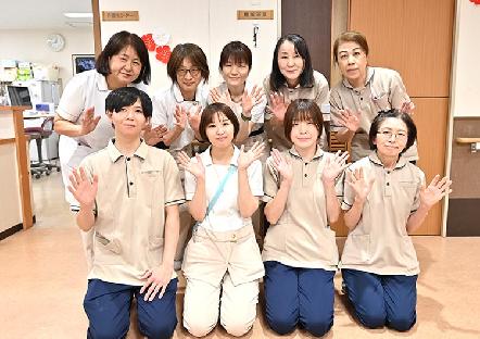 働きながら介護の資格取得を目指す方も歓迎。手厚い子育てサポート・福利厚生が魅力です。