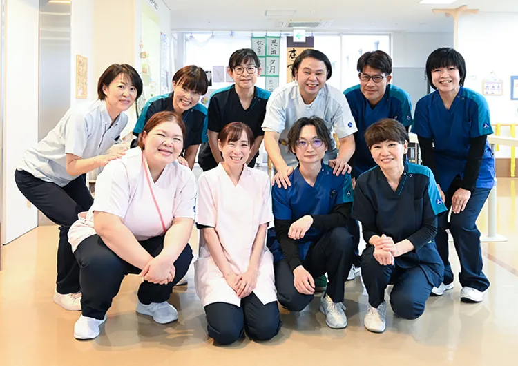 じっくり向き合う介護ができる、サテライト型の小規模老健。年間休日120日で、残業も少なめです。