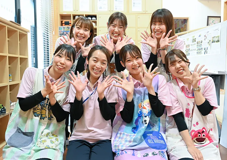 「所沢駅」直結の商業施設内にある認可保育園。仲間と助け合うチーム保育に取り組んでいます。