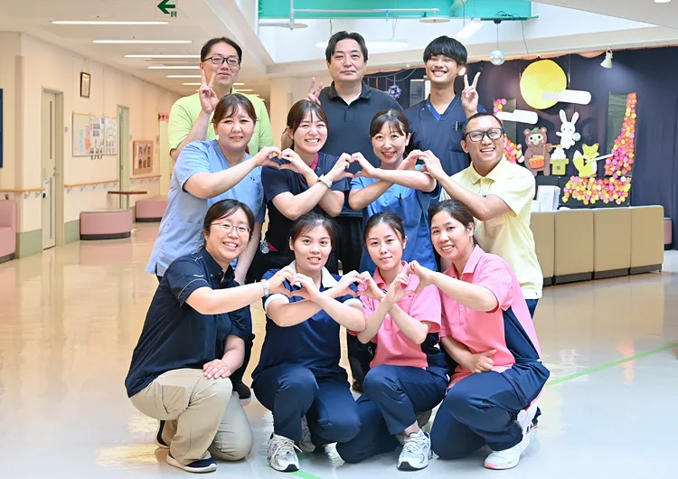 多職種のチームワークが自慢の地域密着型老健。介護職は無資格・未経験の方も歓迎しています。