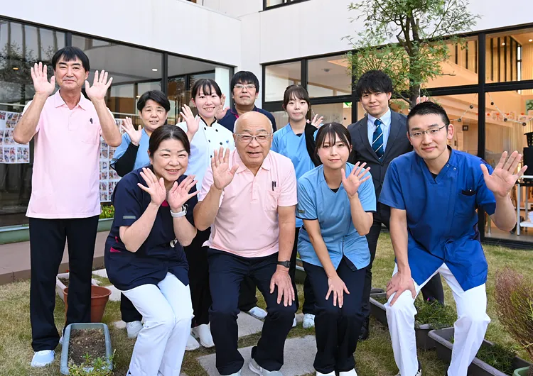 残業月5時間以内。福利厚生・子育て支援が充実。すべての職員が力を発揮できる職場づくりを推進。