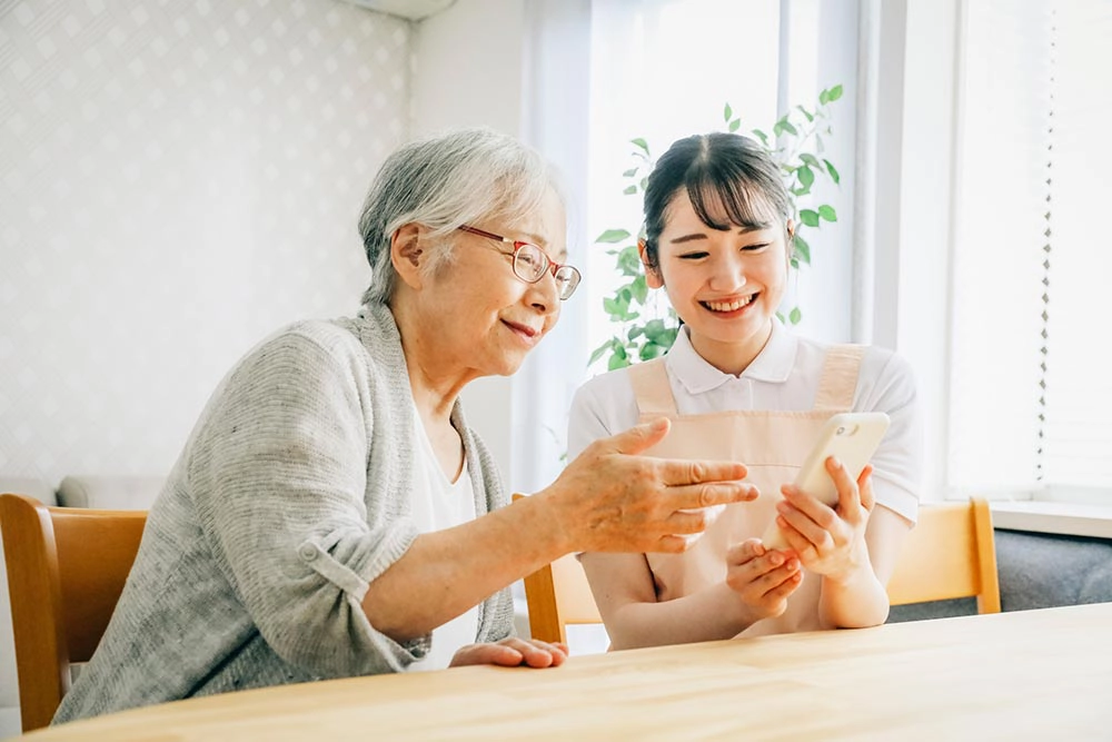 利用者様に笑顔で向き合う介護士